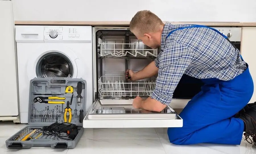 Üsküdar Hotpoint servisi teknisyen ekibi beyaz eşya tamiri yaparken
